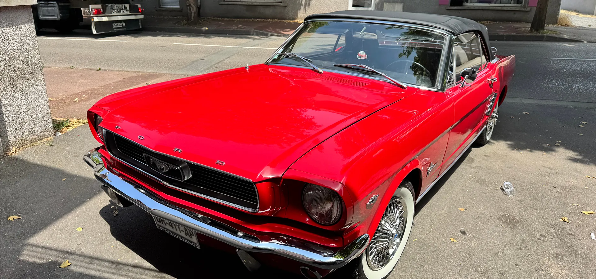 Mustang rouge de profil avec jantes chromées