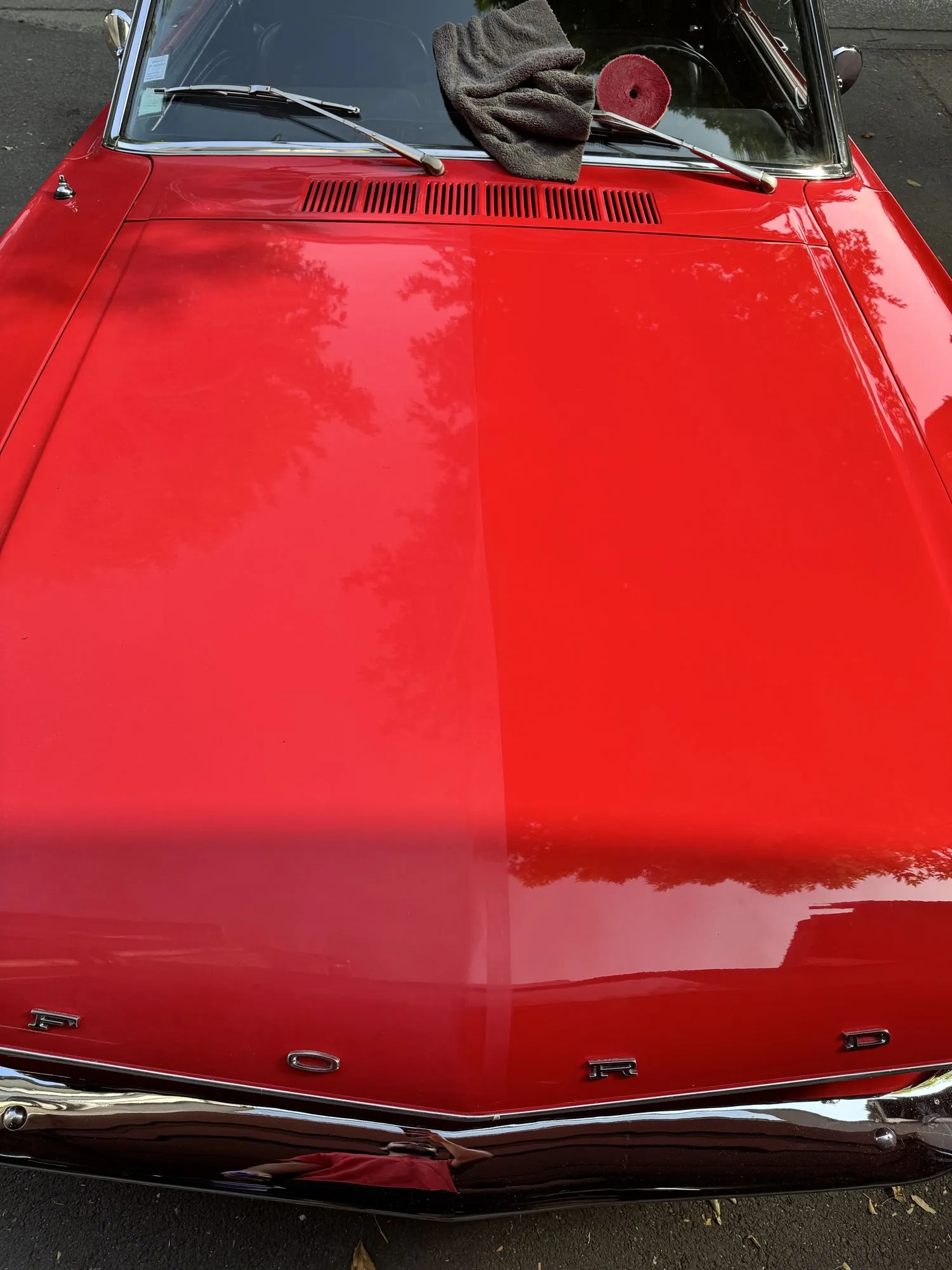 Capot rouge brillant d’une voiture classique Mustang
